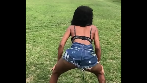 Novinha com short socado