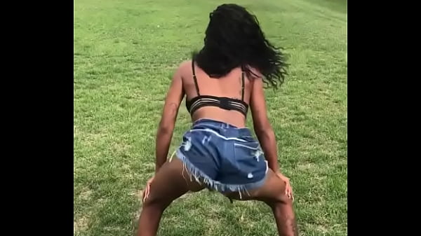 Novinha com short socado 