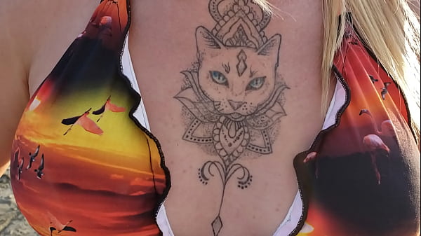 Gata sensualizando de biquíni eprovocando gostoso