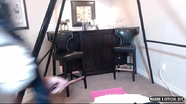 Maxine spreads her bubble ass tu dildo fuck herself in webcam show 