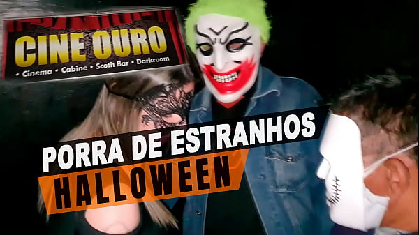 Casada Bebendo Leitinho De Desconhecidos Dentro Do Cinema Na Frente Do Corno Do Marido | Halloween 2021 thumbnail