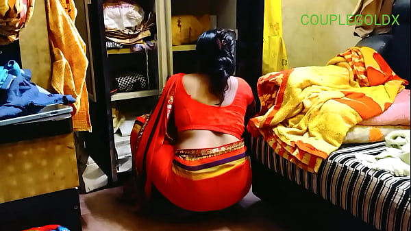 Play MP4 - कपाट खोल कर समान लगा रही थी पड़ोसी ने आकर सुरु कर दिया