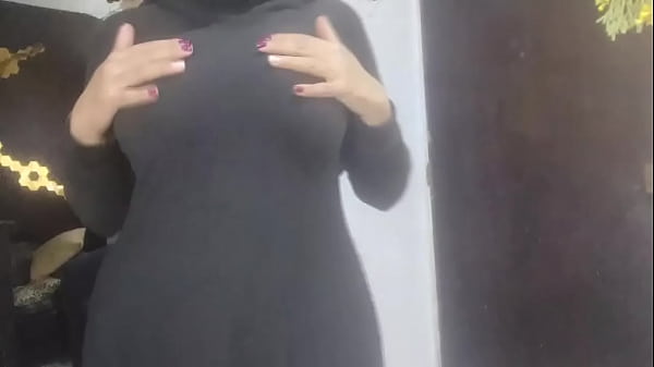 Play MP4 - Real Horny Amateur Arab Wife Squirting On Her Niqab Masturbates While Husband Praying HIJAB PORN