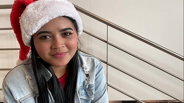 Play MP4 - Peque&ntilde;a latina pens&oacute; que iba a una sesi&oacute;n de fotos navide&ntilde;a y termin&oacute; haciendo una pel&iacute;cula porno de navidad