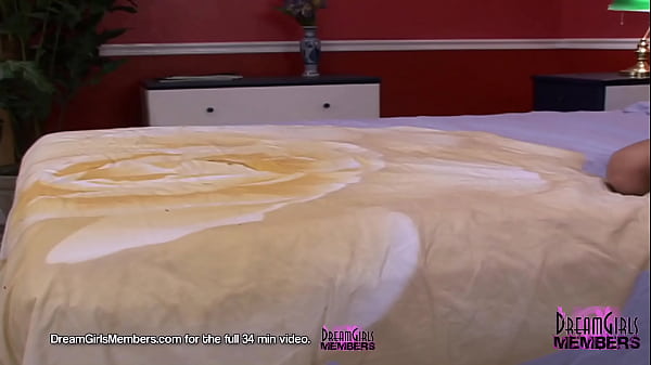 Nonton Lingerie Freak Rubs Her Hot Pussy With A Pocket Rocket thumbnail