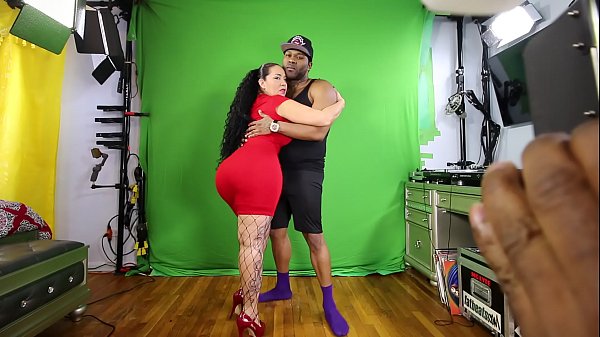 Queen RogueXXX begins her production (viewed from camera_angle #1)