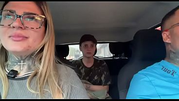 Morador de rua fica com tesao ao ficar bravo ! inedito ele disse que ia dar o cu ea buceta pra nos ao mesmo tempo ! e no carro ela mostrou o bucetão todo babado de tesao louka pra foder