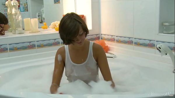 Young slut flavia is pleasing her cunt with a handheld shower 