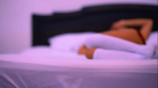 La madrastra seduce al hijastro en su habitaci&oacute;n mie