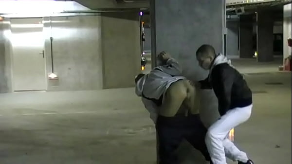 Bais&eacute; Par Un Lascar En Survet Dans Un Parking Public thumbnail