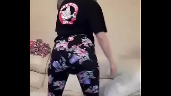 Nonton 19 Year Old Twerks Ass thumbnail