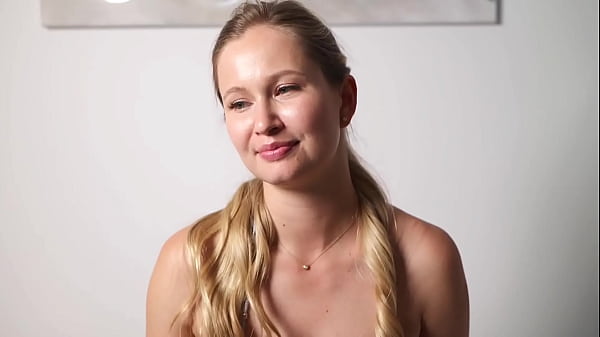 Beauty inserts fingers into the ass