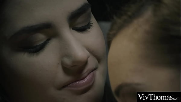 Play MP4 - Sexy Naomi Bennett plays with lover's big beautiful breasts and spanks her curvy ass