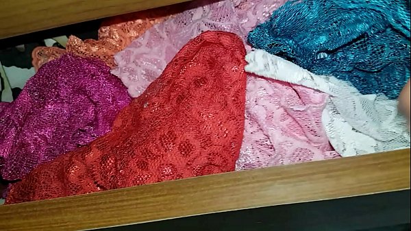 Play MP4 - Peguei a calcinha da minha enteada usada no cesto de roupa suja &excl;&excl;&excl; Senti o cheirinho me masturbei e gozei depois guardei a calcinha de volta no armario &excl;&excl;&excl;