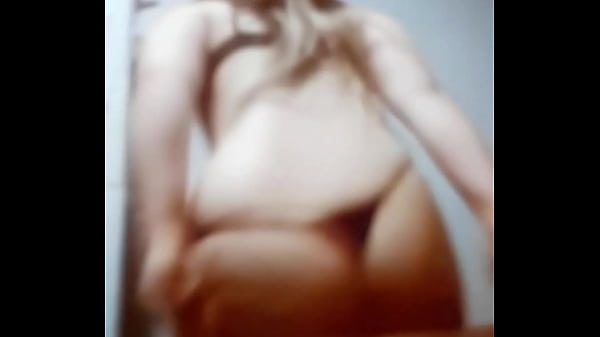 Laira haciendo un perro en tanga