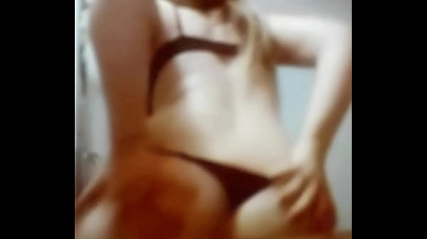 Laira haciendo un perro en tanga 