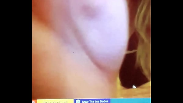 Laira haciendo un perro en tanga