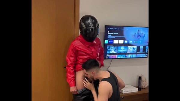 Esperando Um Lanche E Ganhei Foi A Rola Do Entregador thumbnail