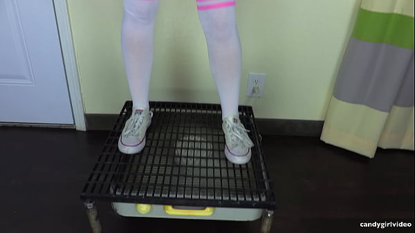 Nonton Luna Lain - Windy Upskirt Dance Pt I 4k thumbnail