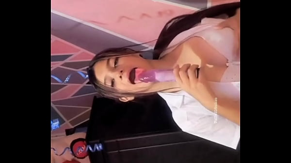 Nonton Uni Taria Se Roca Con Su Dildo thumbnail