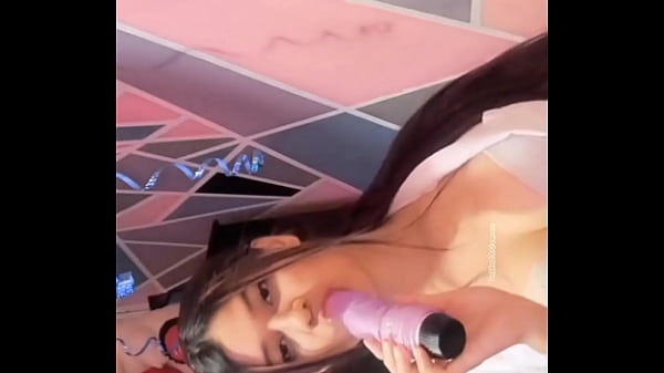 Universitaria se roca con su dildo 