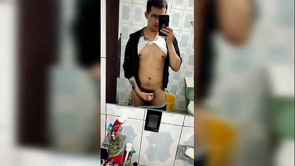 Joven Tatuado Verg&oacute;n Se Hace Paja En El Ba&ntilde;o Mientras Hay As En Casa thumbnail