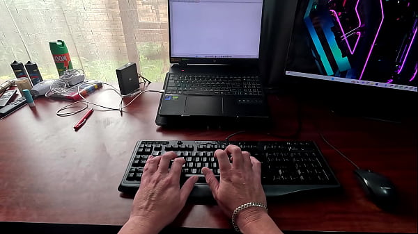 Nonton Brown Employee Sucking White Boss Dick For Promotion thumbnail