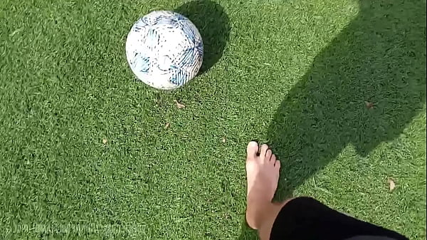 Pov_adoração por pés JOGANDO DESCALÇO