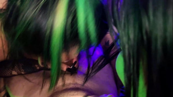 O zelador da faculdade &eacute; t&atilde;o gentil que eu e as minhas amigas resolvemos chupar a pica dele at&eacute; tomar leitinho completo no sheer red 