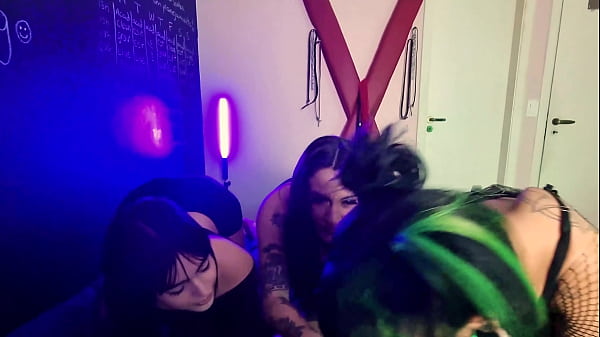 O zelador da faculdade &eacute; t&atilde;o gentil que eu e as minhas amigas resolvemos chupar a pica dele at&eacute; tomar leitinho completo no sheer red