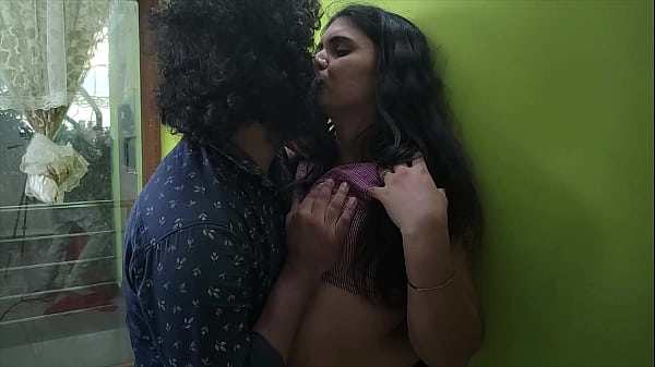 Play MP4 - Desi Girl In Saree Shares Standing Romance With Boyfriend