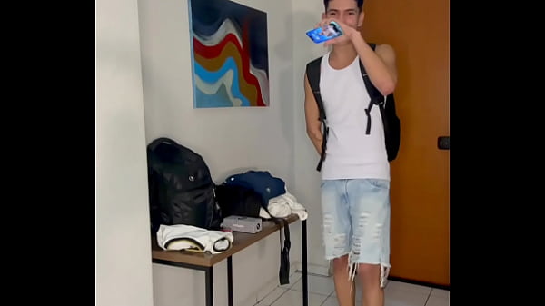 amigo dotado chegou mais cedo e deu de cara com seus primos dotados se pegando e resolveu participar(completo no red) 