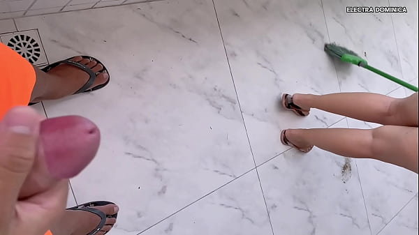 Contrate essa empregada, ela &eacute; muito safada com esse shortinho, n&atilde;o aguentei e gozei 