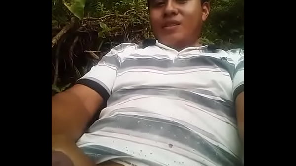 En el campo sacando leche 