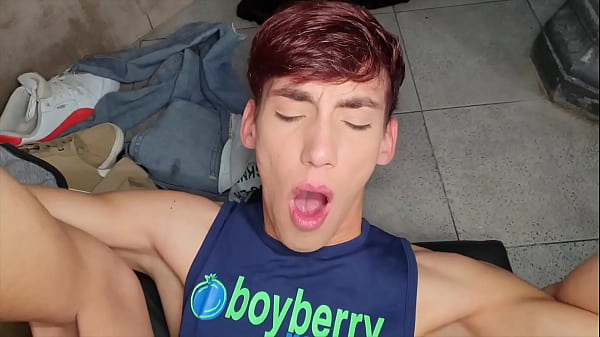 Play MP4 - Little christmas reindeer's temptation