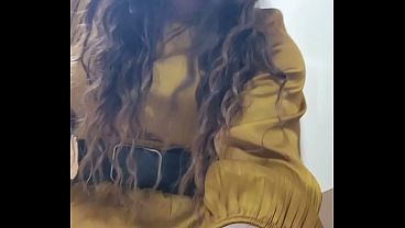 Travesti masturbandose en ba&ntildeos publicos