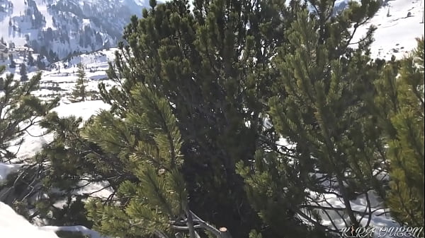 Nonton Busty Kira Queen Licks Henessy&rsquo;s Pussy After Snowboarding! thumbnail