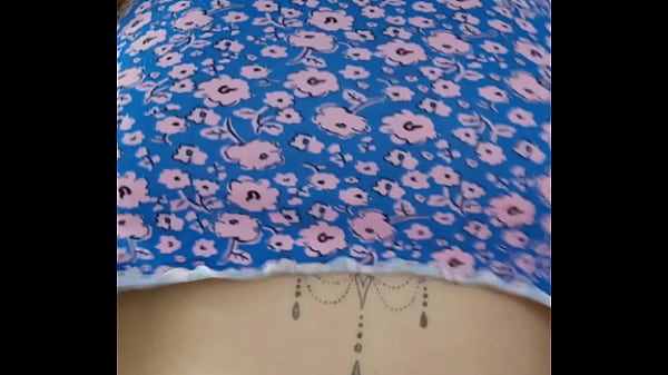 Batendo siririca e socando o dedo no cuzinho at&eacute; abrir 