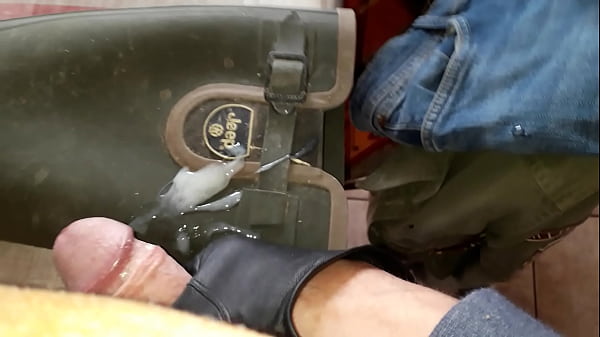 Play MP4 - leather gloves and boots