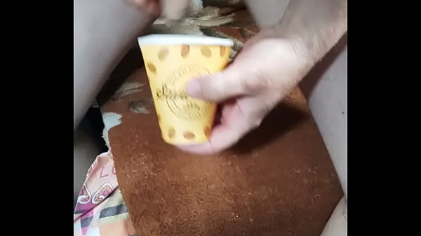 Ma masturbez in fata la webcam si imi beau pisatul si imi mananc sperma! 