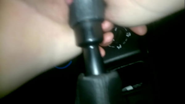 Minha esposa enfiando a alavanca de marchado carro