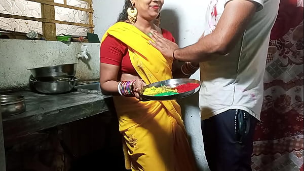 होली पर सेक्सी भाभी को रंग लगाकर किचन स्टैंड पर दर्दनाक चोदा Xxx Bhabhi Fuck साफ हिंदी आवाज में