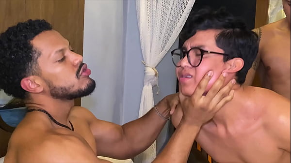 Play MP4 - NERD TIMIDO SE COME DOS VERGAS POR PRIMERA VES EN TRIO COLUMBIO ANAL 1
