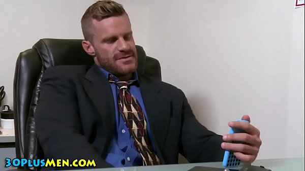 Muscly stud eats asshole 