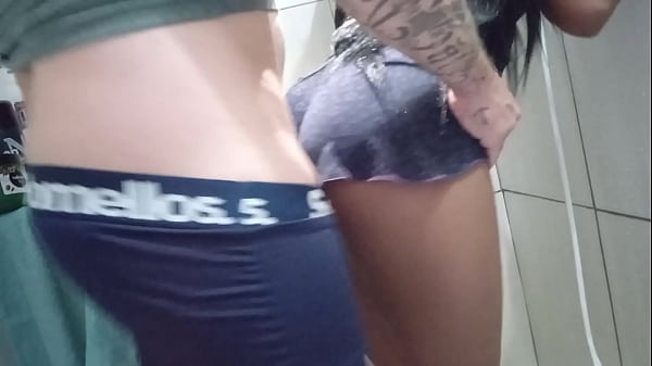 minha MADASTRA me pego batenu punheta nobanheirro safada pego no meu pau