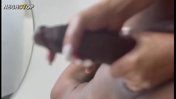 Nonton Esposa Francis Simas Se Impressiona A Rola Gigante Do Negrotop - Quando Eu Seguro A Rola Desse Preto Minha M&atilde;o N&atilde;o Fecha &eacute; Da Grossura De Uma Lata De Monster thumbnail