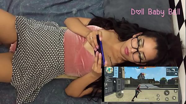 Play MP4 - toco a mi amiga mientras juega con el mobil