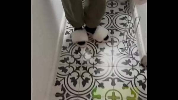 Nonton I Caught Her #pee ? thumbnail
