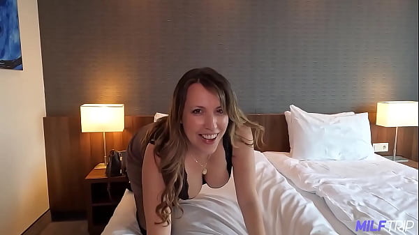 Nonton Busty Milf Gets Pounded thumbnail