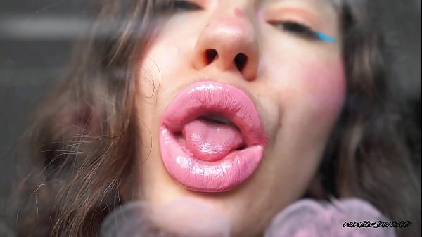 Nonton Sensual Creamy Pink Lipgloss Kiss thumbnail